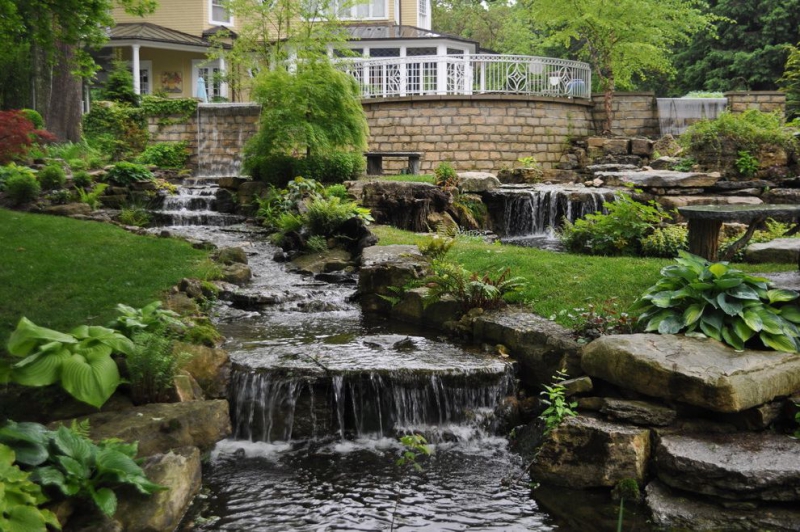 paysagiste-BAUDINARD SUR VERDON-min_landscaping-rock-louisville-ky-traditional-landscape-and-boulders-brick-wall-bushes-grass-koi-law